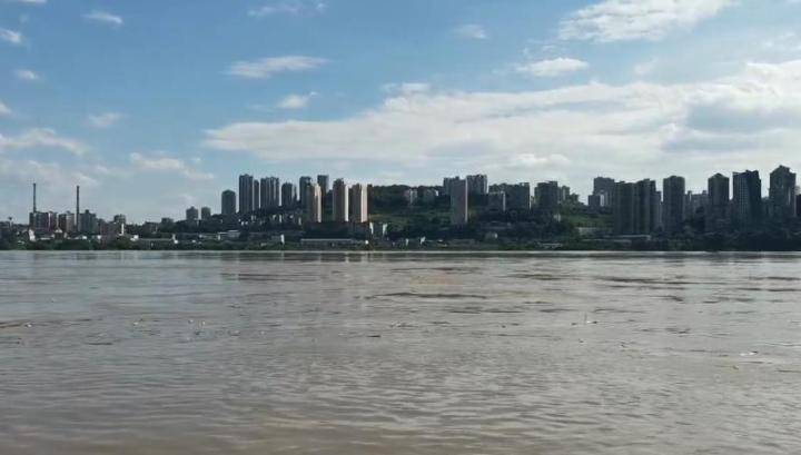 重慶洪峰過(guò)境，展現(xiàn)堅(jiān)韌與擔(dān)當(dāng)?shù)淖钚孪? width=