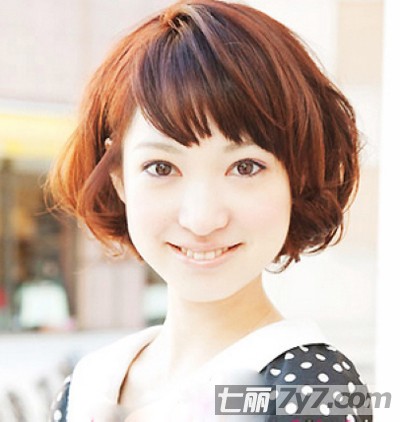 最新型發(fā)型與自然美景的旅行對話風(fēng)采展示