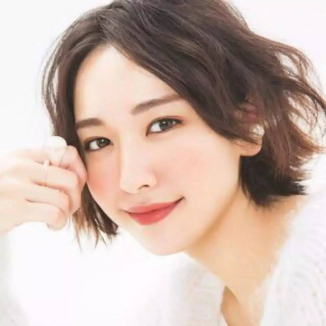 最新型發(fā)型與自然美景的旅行對話風(fēng)采展示