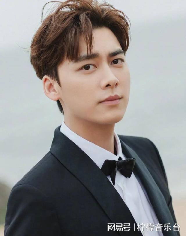 帥哥演員，未來(lái)科技引領(lǐng)生活重塑的潮流風(fēng)采