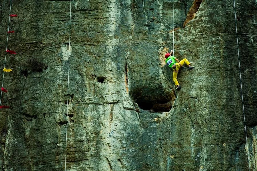 懸崖攀巖比賽，峭壁上的友情與家的溫馨瞬間