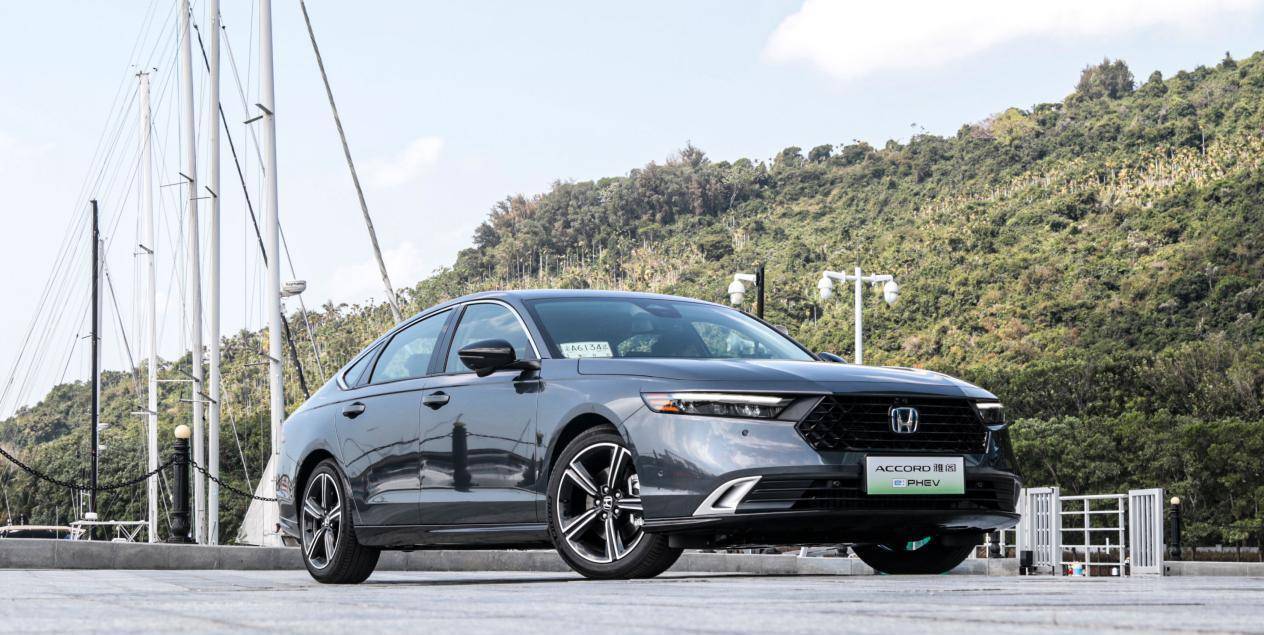 雅閣全新車型，一路前行，自信成就夢想之旅的探索者