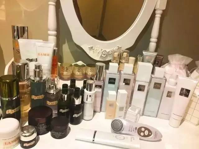 揭秘明星化妝臺(tái)背后的秘密與必備要素