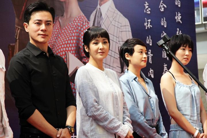 演員黃曼與自然美景的浪漫邂逅，美景與演技的雙重魅力展示圖片集