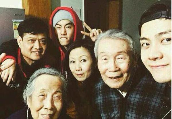 多維視角下的明星男主角小說探討