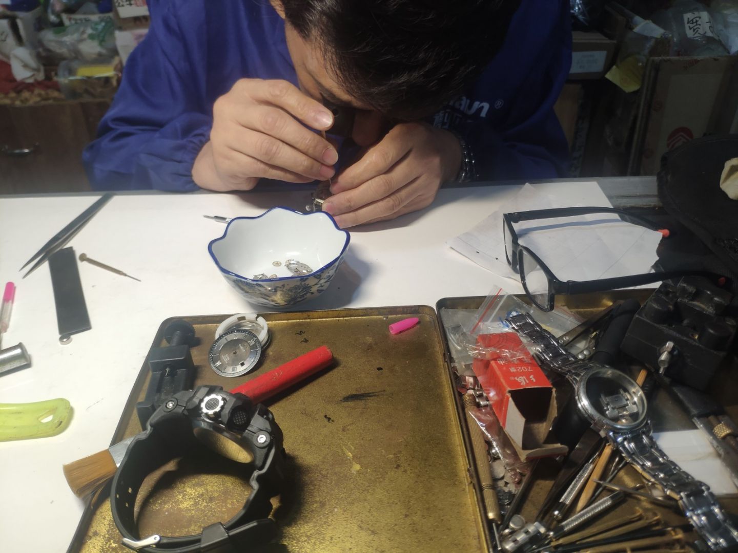 匠心獨(dú)具的鐘表維修團(tuán)隊(duì)誠(chéng)邀您的加入，鐘表維修師傅誠(chéng)聘啟事???