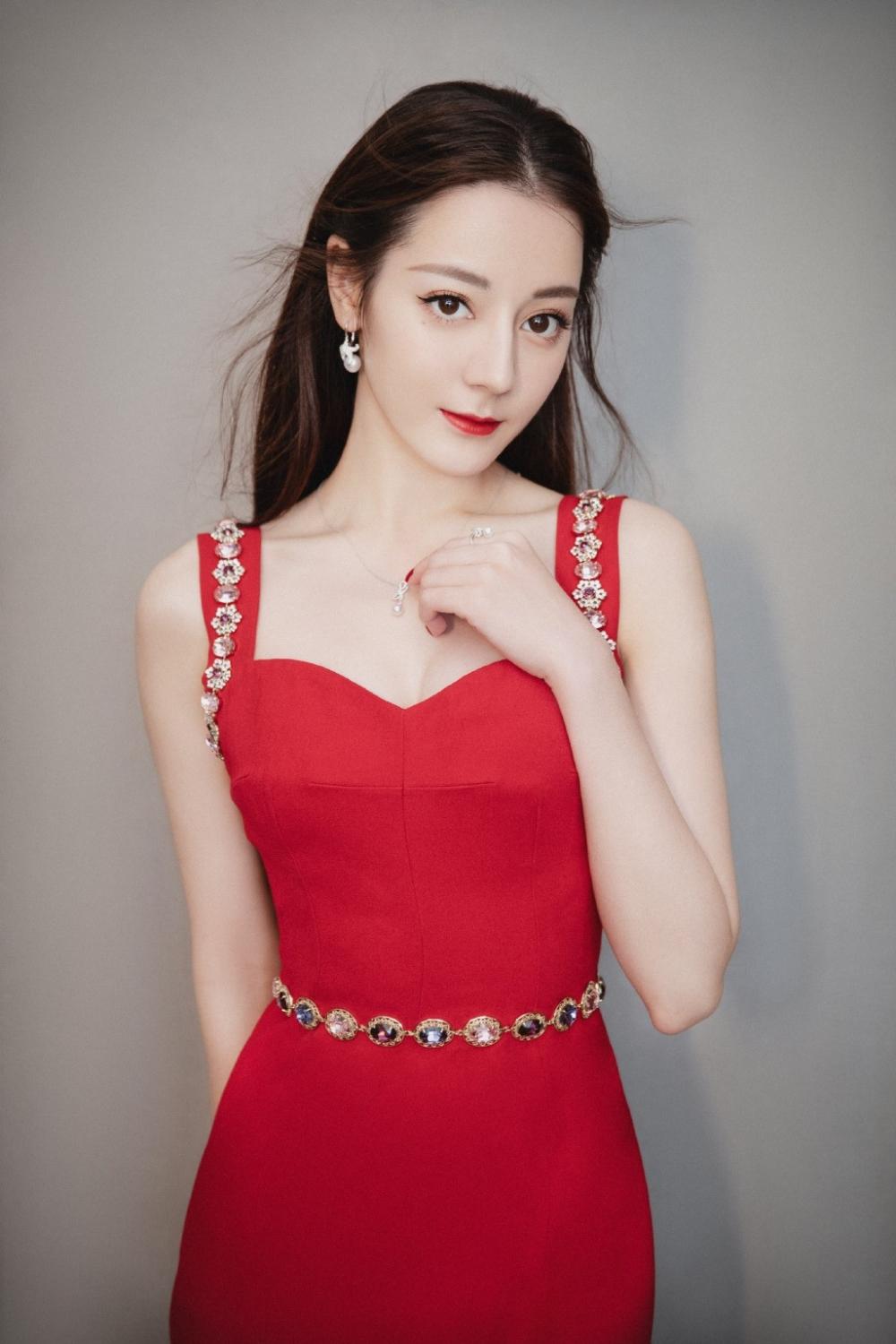 迪麗熱巴最新寫真，多維展現(xiàn)時(shí)尚魅力