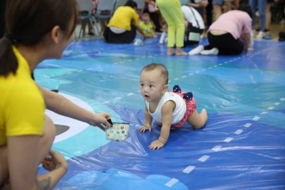 科技盛宴下的萌寶狂歡，全新寶寶爬行比賽視頻體驗