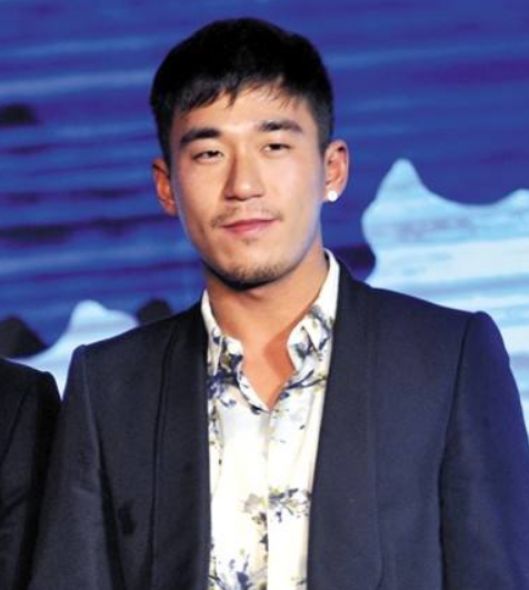 演員李東方,演員李東方，與自然美景的邂逅，尋找內(nèi)心的寧靜之旅