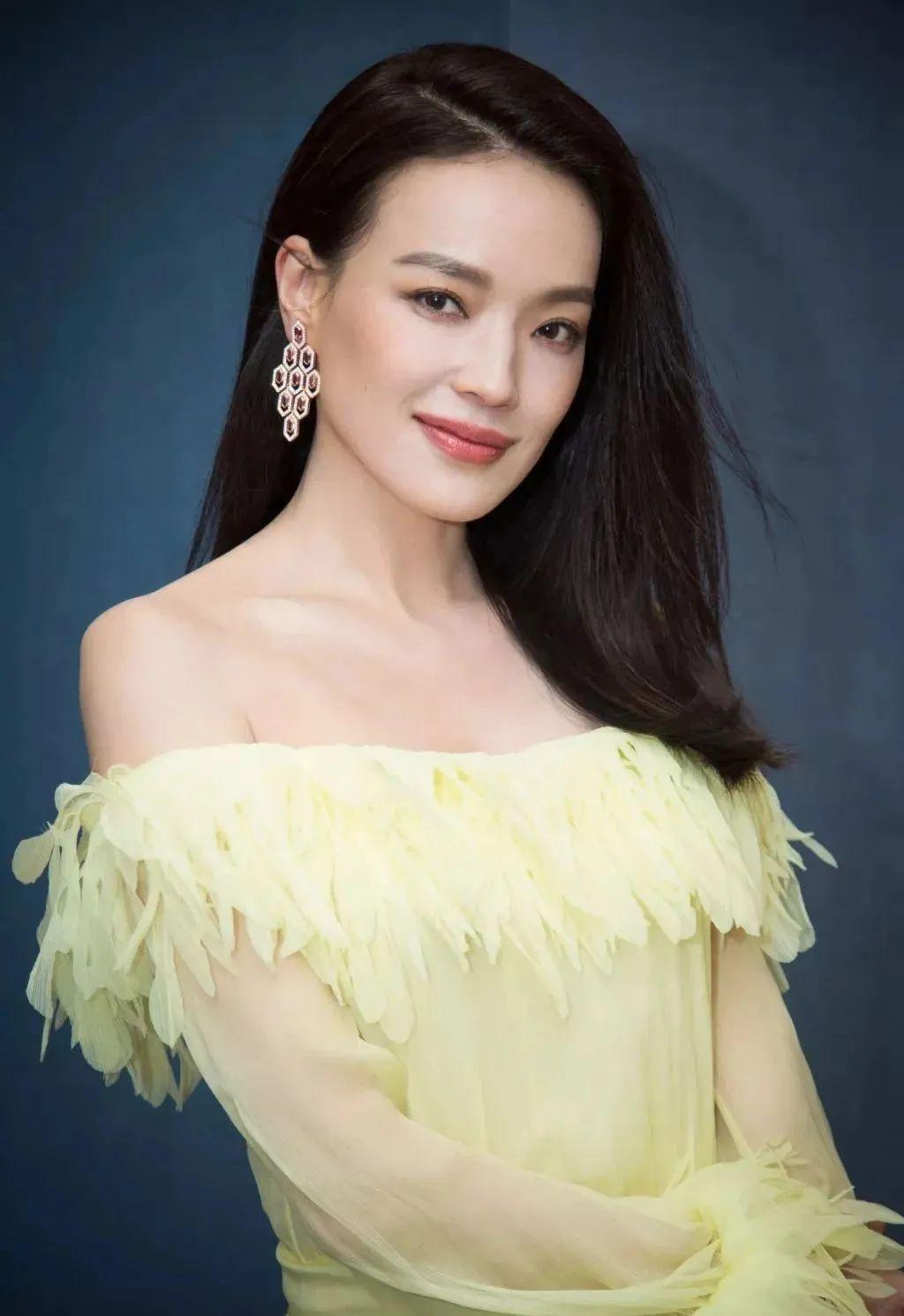 家暴陰影下的明星悲劇與愛(ài)與陪伴的力量，陽(yáng)光下的希望之花女明星日常