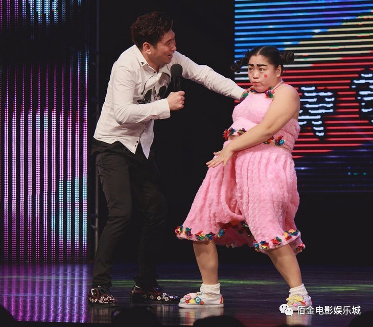 小黃飛崔大笨最新演出，科技革新，顛覆想象的舞臺(tái)盛宴！