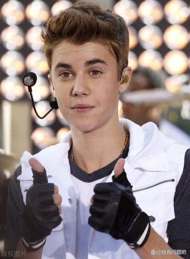 比伯2025最新動態(tài)揭秘，小巷深處的意外驚喜