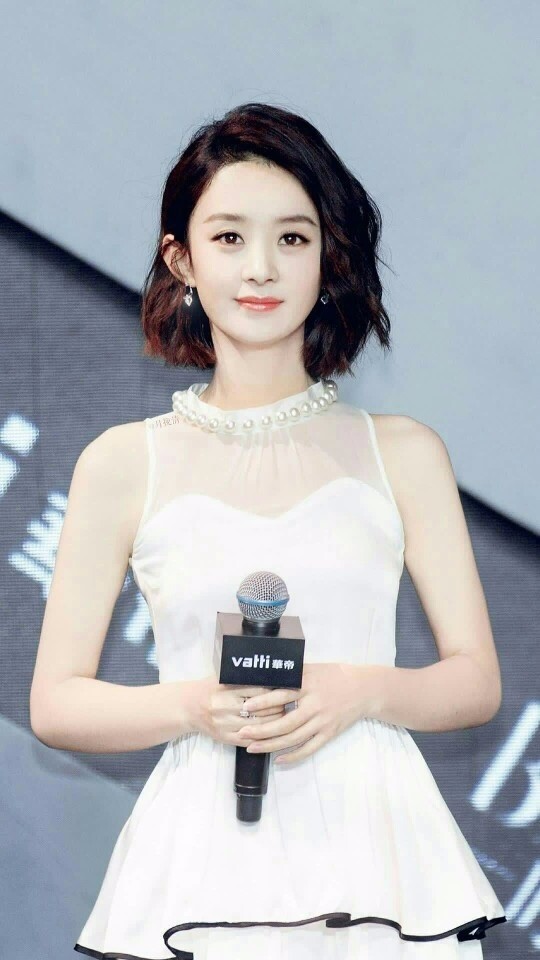 趙麗穎最新短發(fā)造型曝光，小巷深處的時尚探索